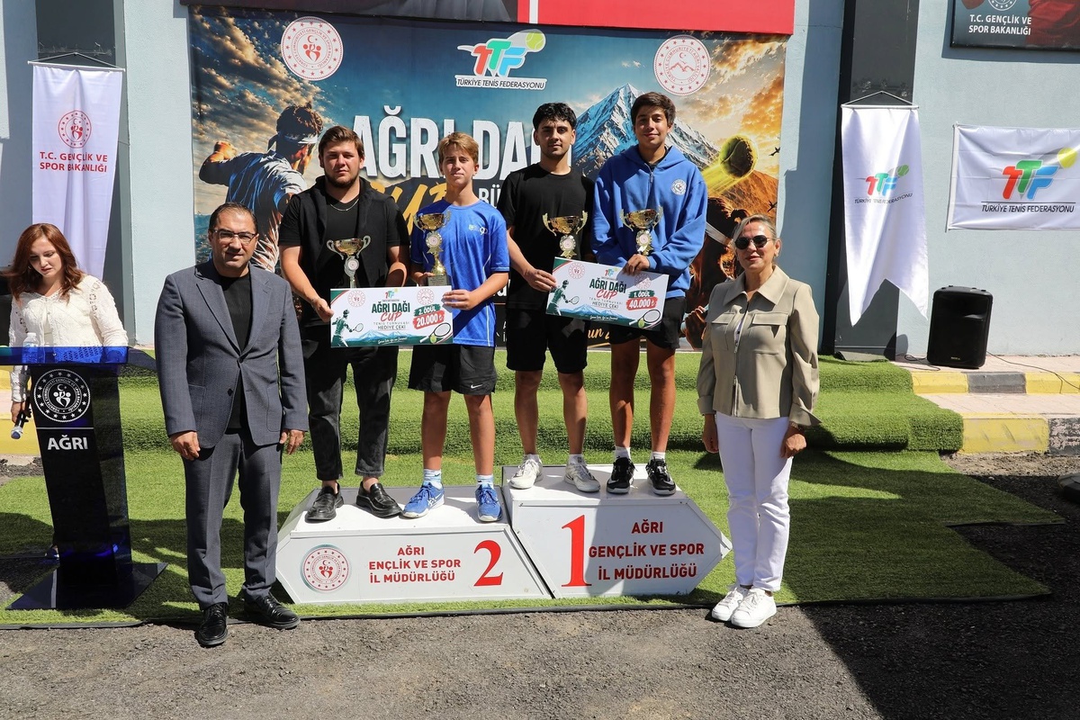 Ağrı Dağı Cup\'ta 124 raket korta çıktı, şampiyonlar ödül töreniyle belli oldu