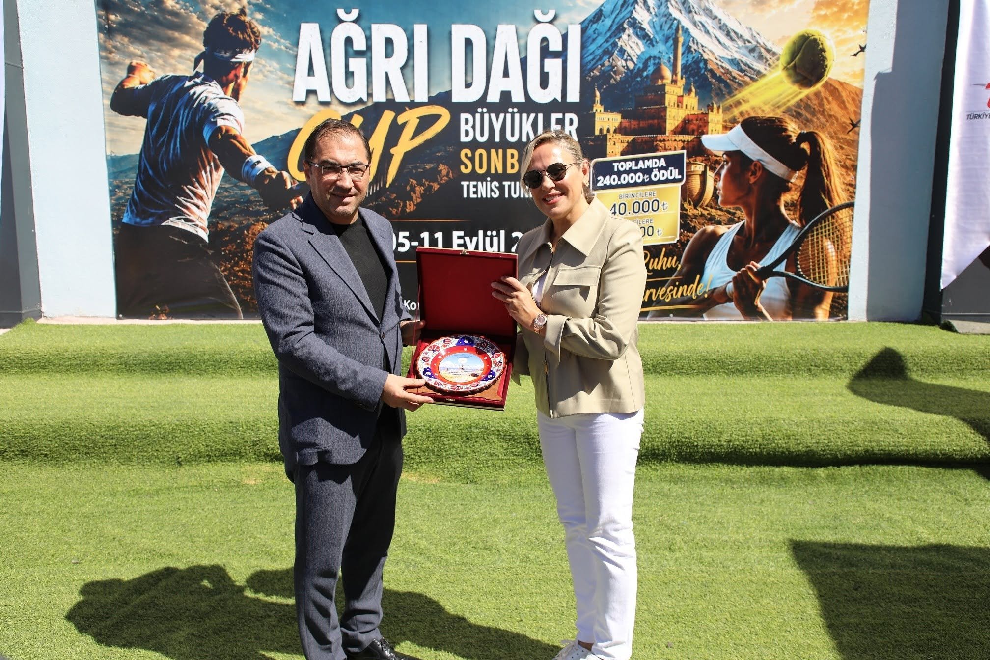 Ağrı Dağı Cup'ta 124 raket korta çıktı, şampiyonlar ödül töreniyle belli oldu