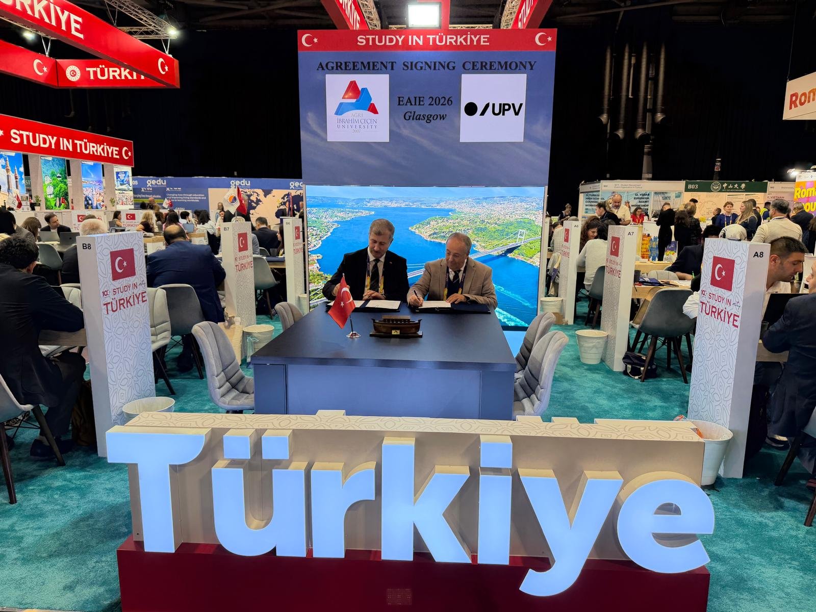 AİÇÜ Glasgow'da 13 üniversiteyle iş birliği anlaşması imzaladı