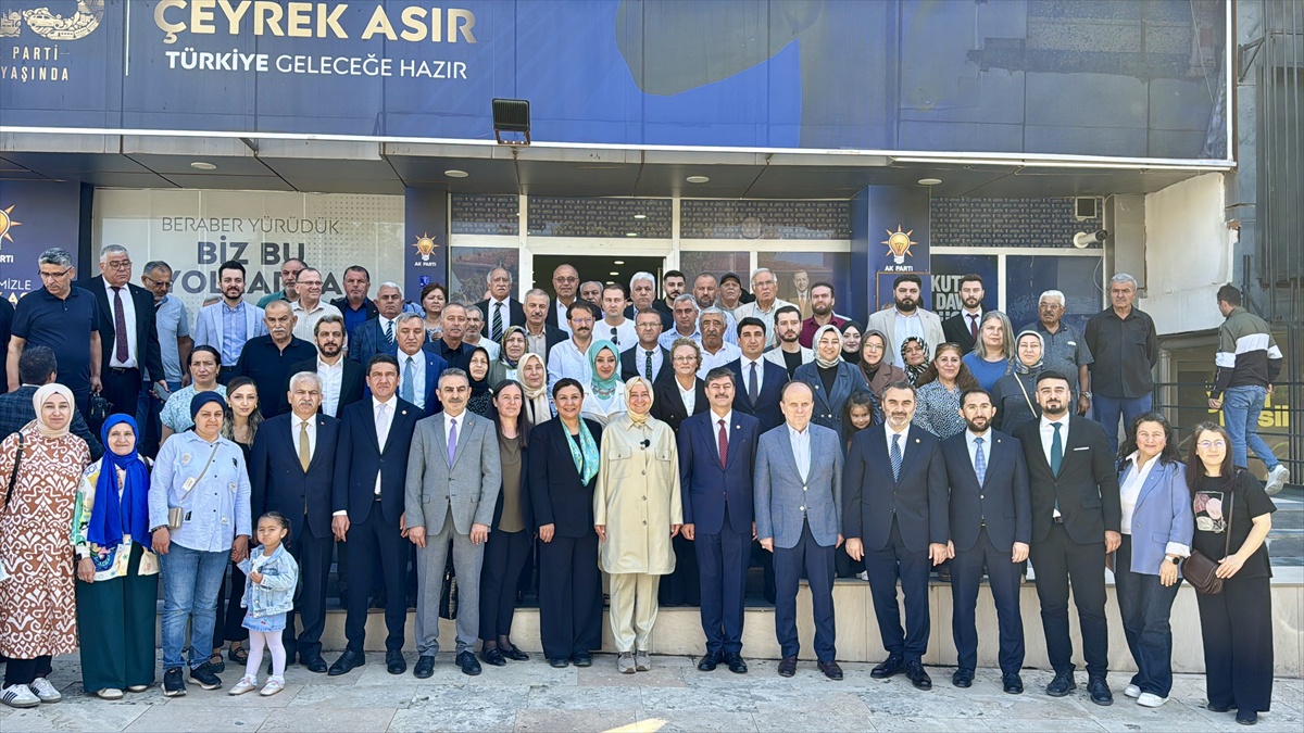 AK Parti Genel Başkan Yardımcısı Kaya, Kırşehir\'de "Türkiye Yüzyılı Buluşmaları" programında konuştu: