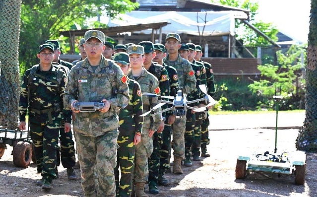 Çin-Laos tatbikatında robot köpekler arama ve kurtarma görevinde kullanıldı