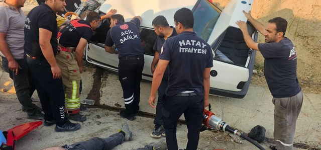 Hatay Antakya'da devrilen Tofaş hurdaya döndü, araçta sıkışan 2 kişi yaralandı