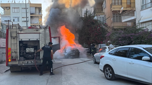 Antalya'da park halindeki otomobil yandı, patlamalar meydana geldi