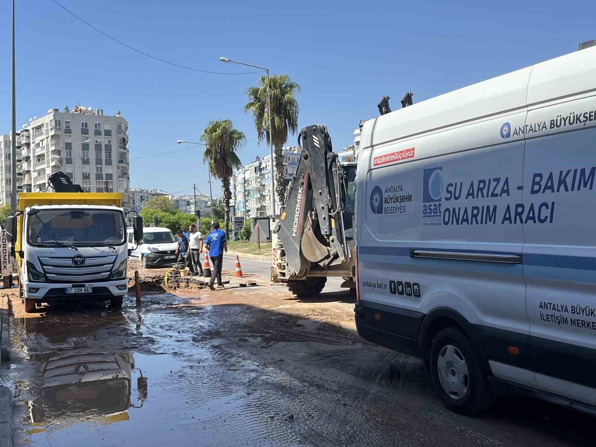Antalya Muratpaşa\'da su borusu patladı, cadde gölete döndü