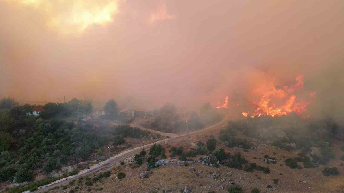 Alevler 15 dakikada mahalleye dayandı, dronla görüntülendi