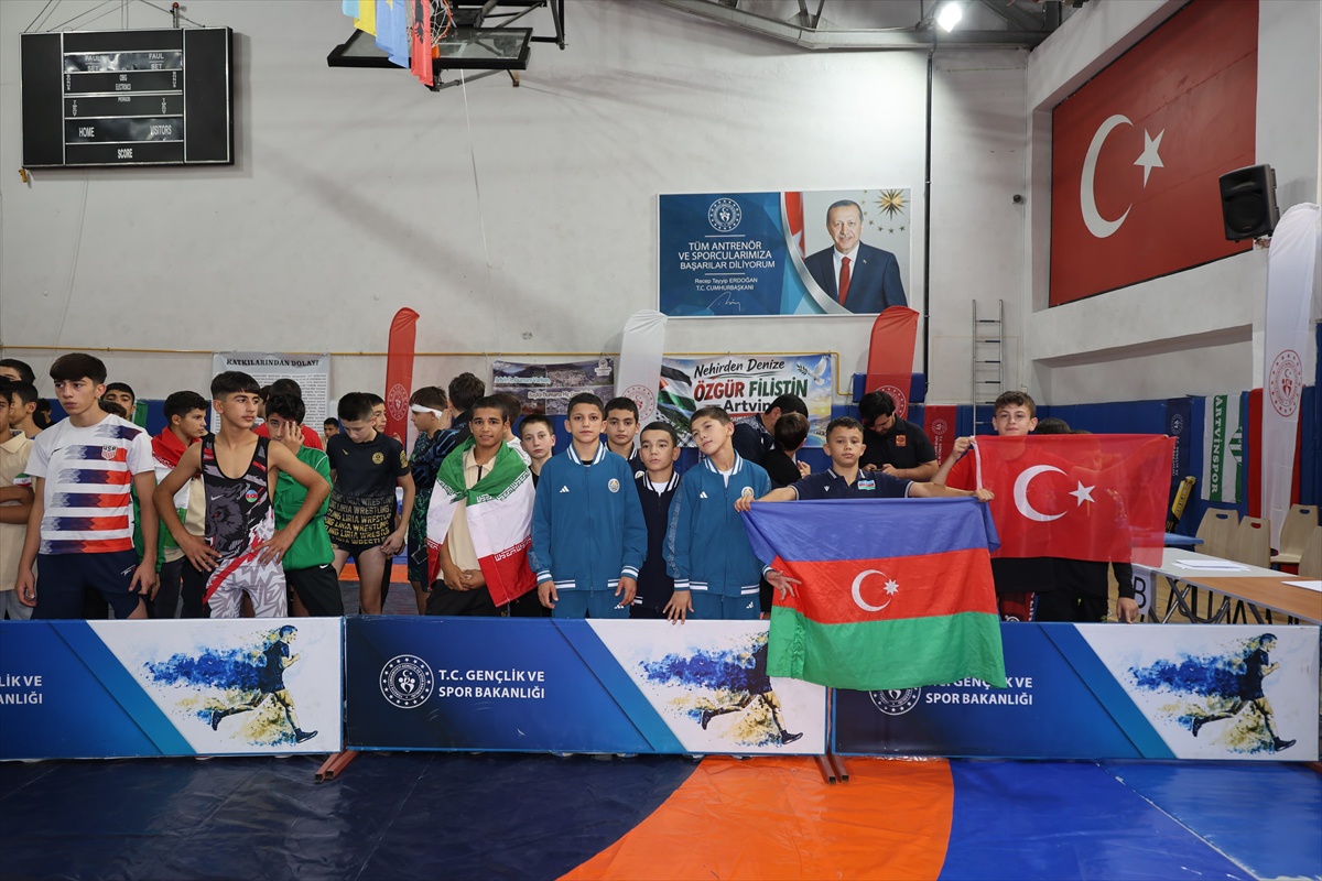 Artvin\'de 20 ülkeden 140 sporcunun katıldığı güreş turnuvası sona erdi