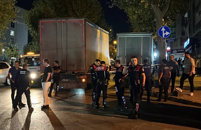 Bağcılar'da skuterle kamyon çarpıştı, 49 yaşındaki sürücü hastanede öldü
