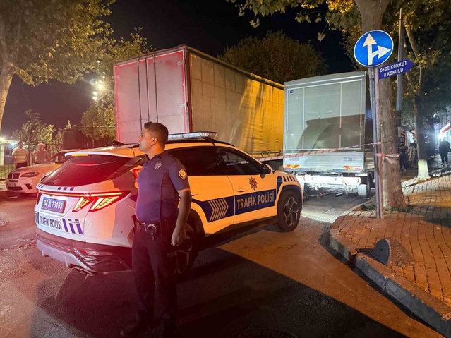 Bağcılar'da scooter kamyona çarptı, ağır yaralanan sürücü hastanede öldü