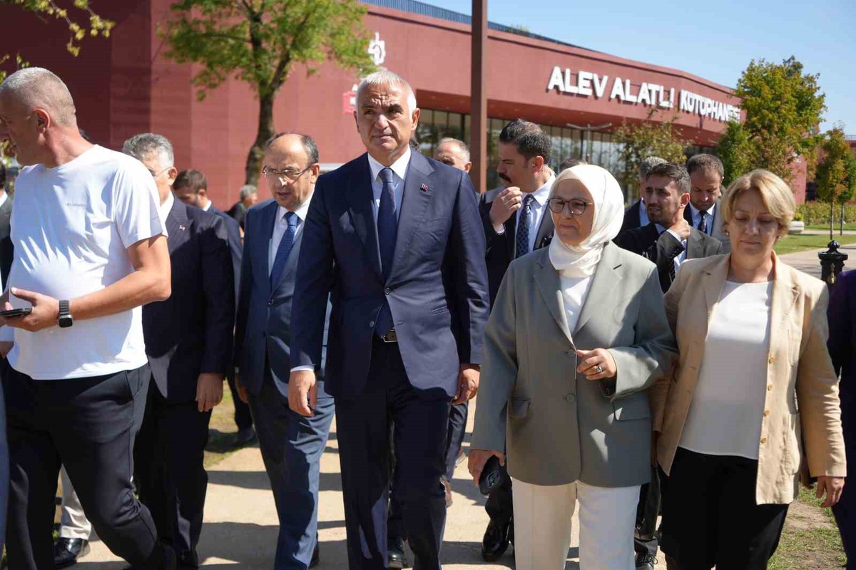 Bakan Ersoy Kocaeli\'de akvaryum, millet bahçesi ve teleferik projesini gezdi