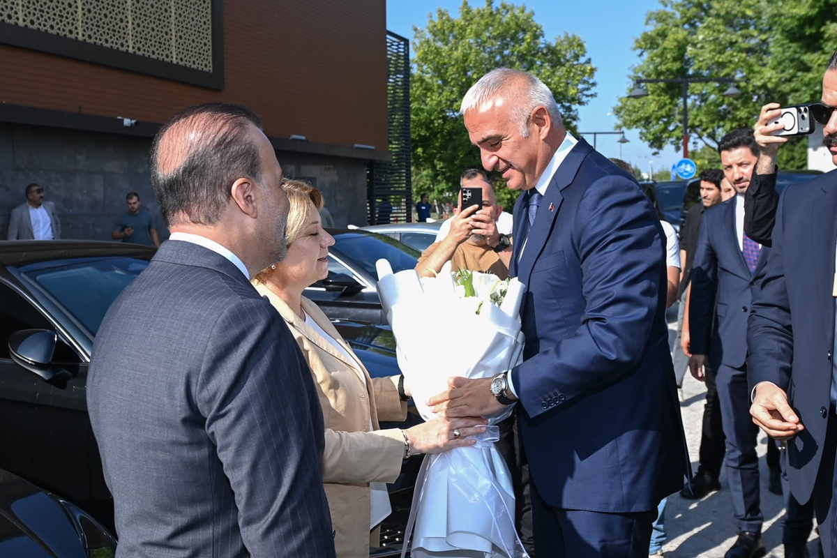 Bakan Ersoy: Türkiye, turizmin süper liginde zirveye talip