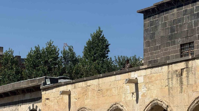 Diyarbakır'da Bakan Fidan cuma namazı için Ulu Cami'ye gitti, geniş güvenlik alındı