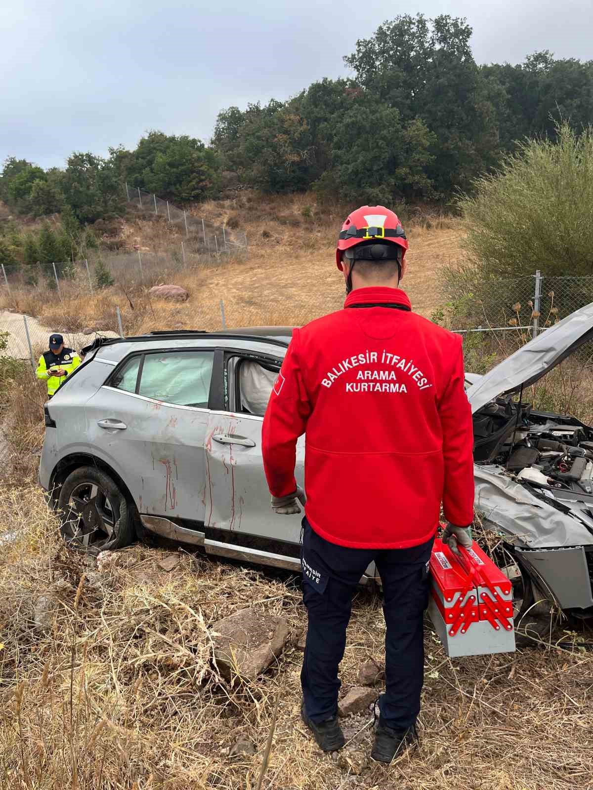 Balıkesir\'de bariyerleri aşan araç takla attı, 3 kişi yaralandı