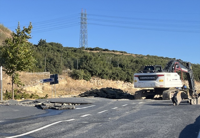 Başakşehir'de İSKİ ana isale hattı patladı, Güvercintepe'de yollar su altında kaldı