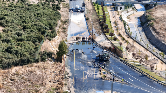 Başakşehir'de İSKİ'ye ait isale hattındaki borunun patlaması sonucu yolları su bastı
