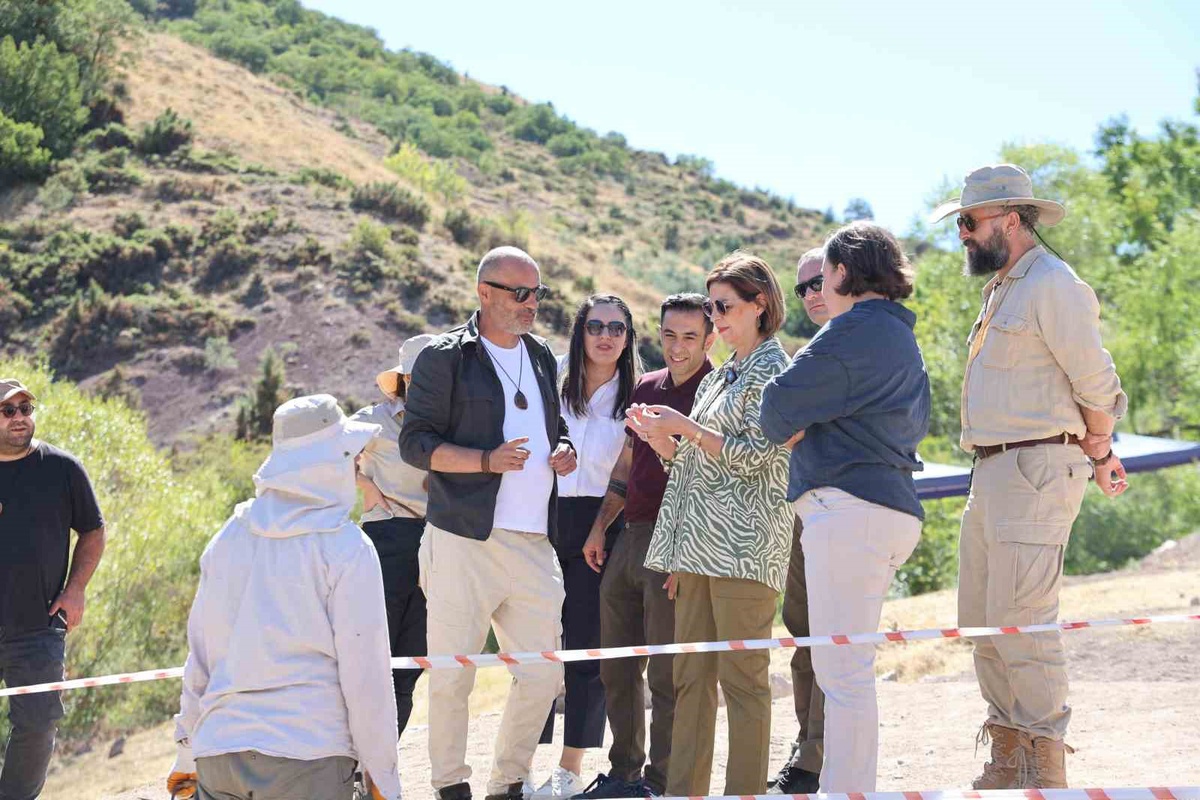 Başkan Ünlüce, Karacahisar Kalesi kazılarını yerinde inceledi