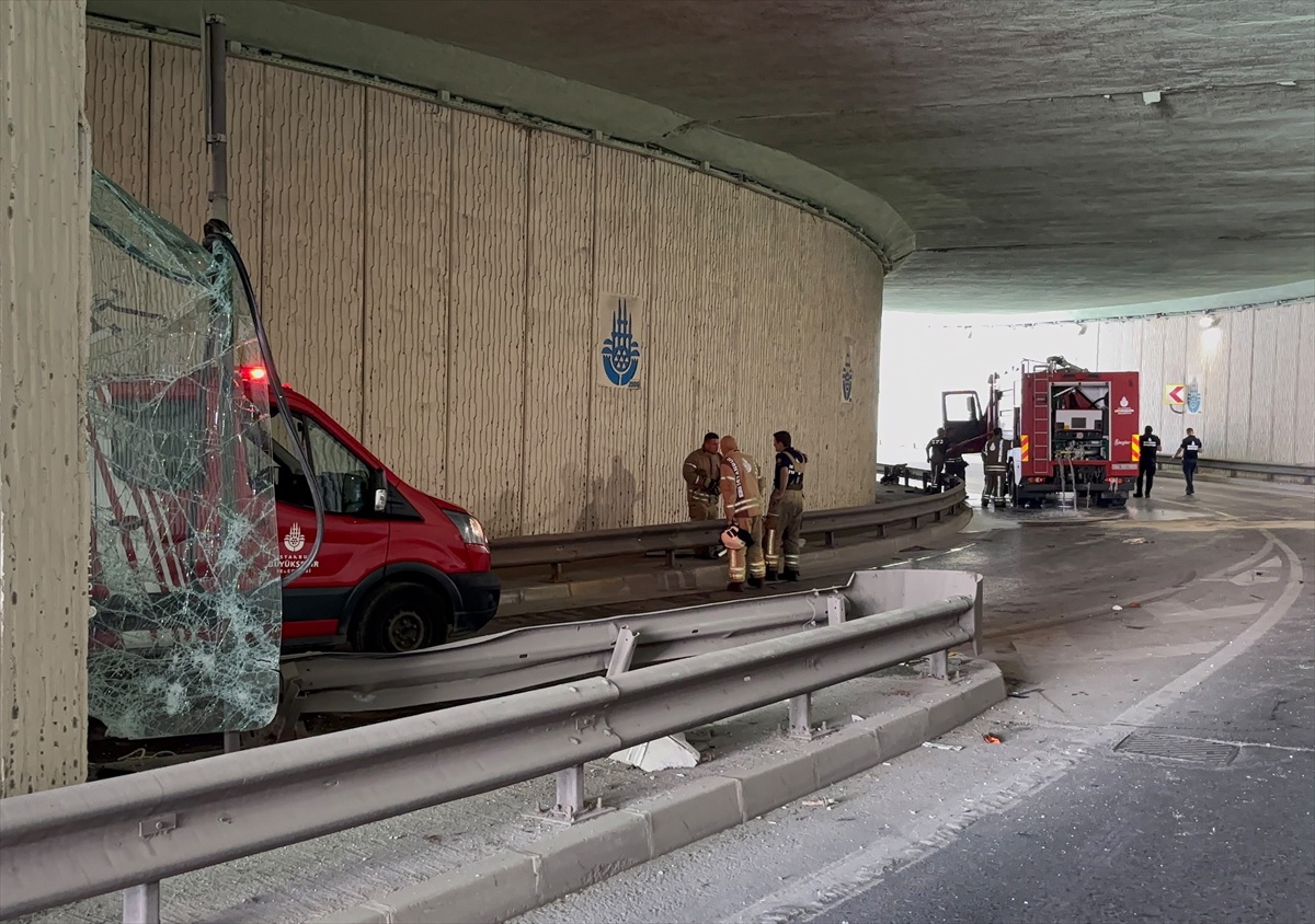 Bayrampaşa\'da itfaiye aracı yön tabelasına çarptı, 2 itfaiye eri yaralandı