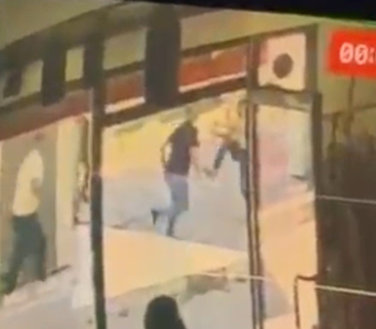 Geyve\'de belediye müdürü ve ağabeyi ile mimar arasında kavga kamerada
