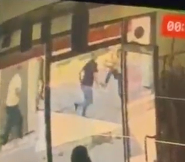 Geyve'de belediye müdürü ve ağabeyi ile mimar arasında kavga kamerada