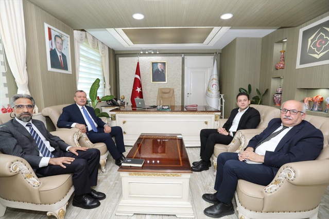 BEÜ Rektörü Elmastaş, Hizan Kaymakamı Öztürk'ü ziyaret etti