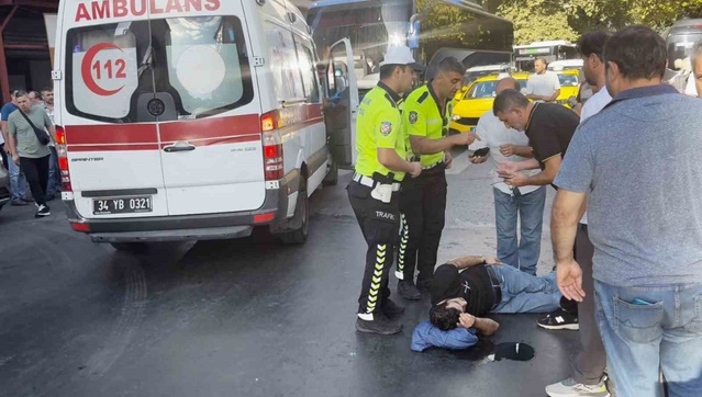 Beyoğlu'nda yaya geçidinde ticari taksi yayaya çarptı, yaralı hastaneye kaldırıldı