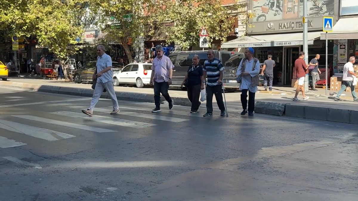 Beyoğlu\'nda yaya geçidinde taksi çarpan yaralı hastaneye kaldırıldı