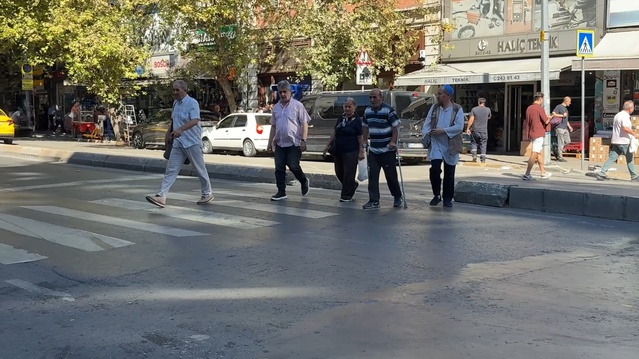 Beyoğlu'nda yaya geçidinde taksi çarpan yaralı hastaneye kaldırıldı
