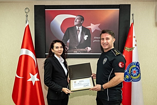 Bilecik'te başarılı emniyet personellerine belgeleri törenle verildi