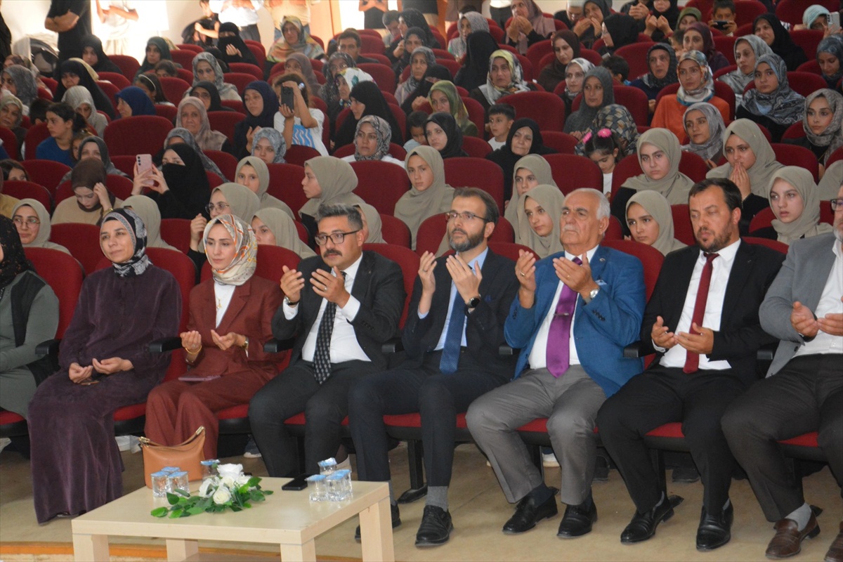 Bitlis Adilcevaz\'da 19 öğrenci hafızlık icazet belgesini aldı