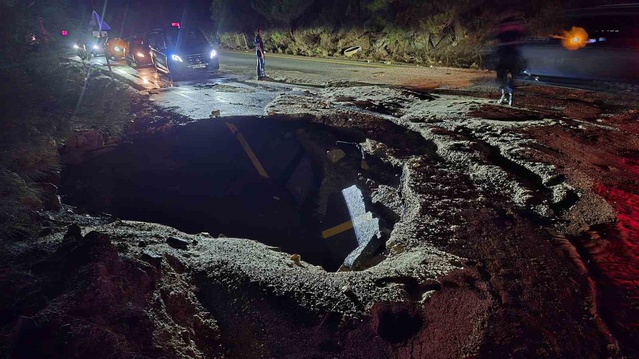Bodrum'da ana isale hattı patladı, tonlarca su boşa aktı