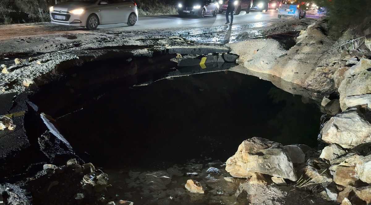 Bodrum Gölköy\'de içme suyu hattı patladı, dev çukur oluştu