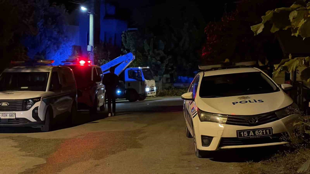 Burdur\'da yangında teras katta mahsur kalan anne ve kızı son anda kurtarıldı