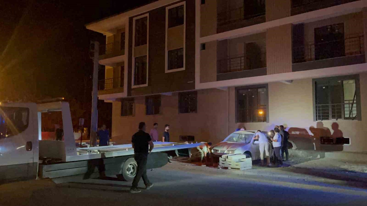 Burdur\'da takla atan otomobilde sürücü ve 5 yaşındaki çocuk yaralandı