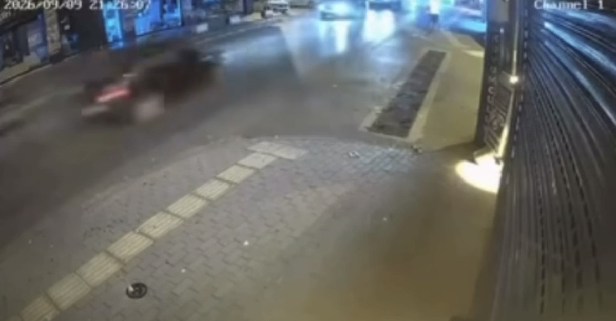 Bursa Yıldırım'da karşı şeride geçen otomobil çarpıştı, 2 kişi hafif yaralandı
