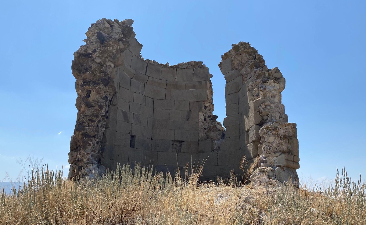 Erzurum Aşkale\'deki Selçuklu kümbeti definecilerin kazılarıyla yıkıldı