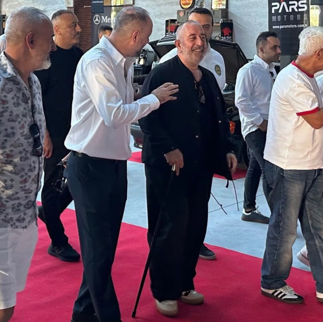 Cem Yılmaz, baston kullanmaya başladı