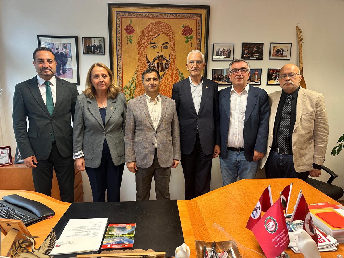 CHP heyeti Köln\'de Avrupa Alevi Konfederasyonu Eşit Başkanı Mat ile görüştü