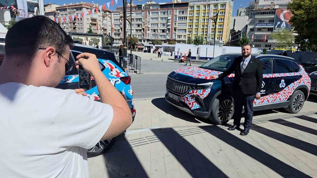 Çini desenli 6 TOGG Kütahya sokaklarında vatandaşların ilgi odağı oldu