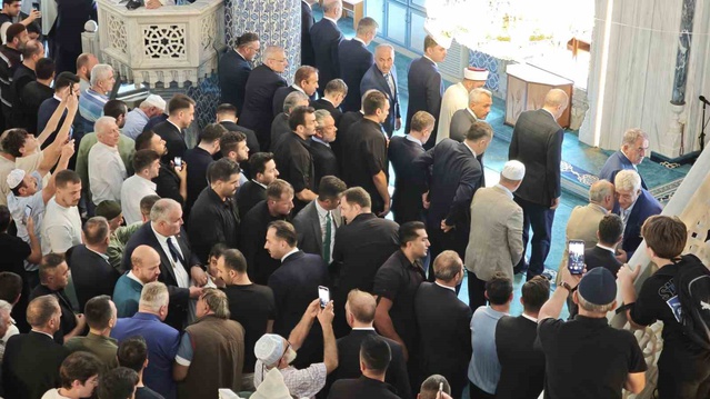 Cumhurbaşkanı Erdoğan, Rize’de cuma namazını kıldı