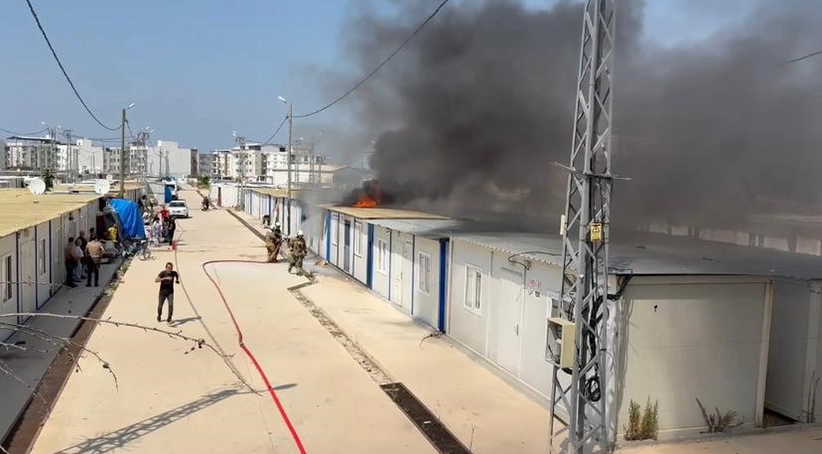 Hatay İskenderun\'da konteyner kentte çıkan yangın paniğe neden oldu