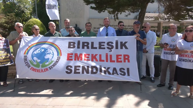 DEÜ Güzel Sanatlar Enstitüsü'nün kapatılmasına rektörlük önünde tepki