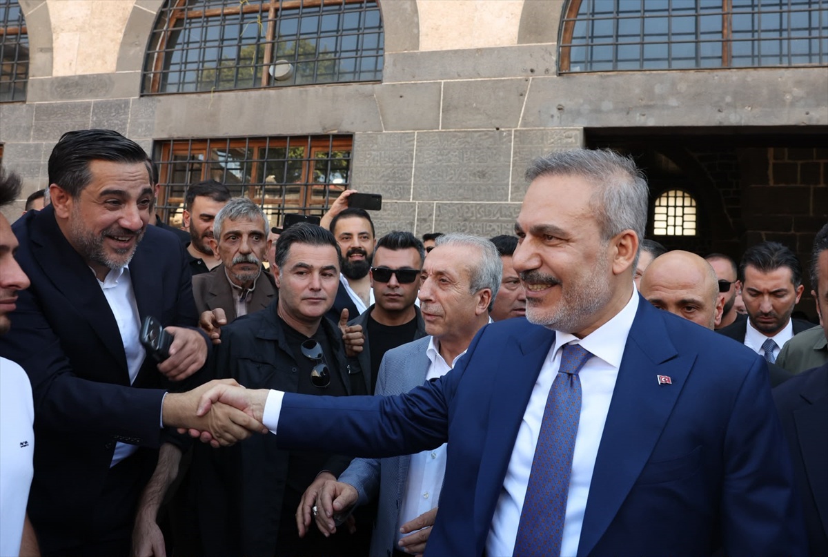 Dışişleri Bakanı Fidan Diyarbakır\'da Ulu Cami\'de 3 bin kişiyle cuma namazı kıldı