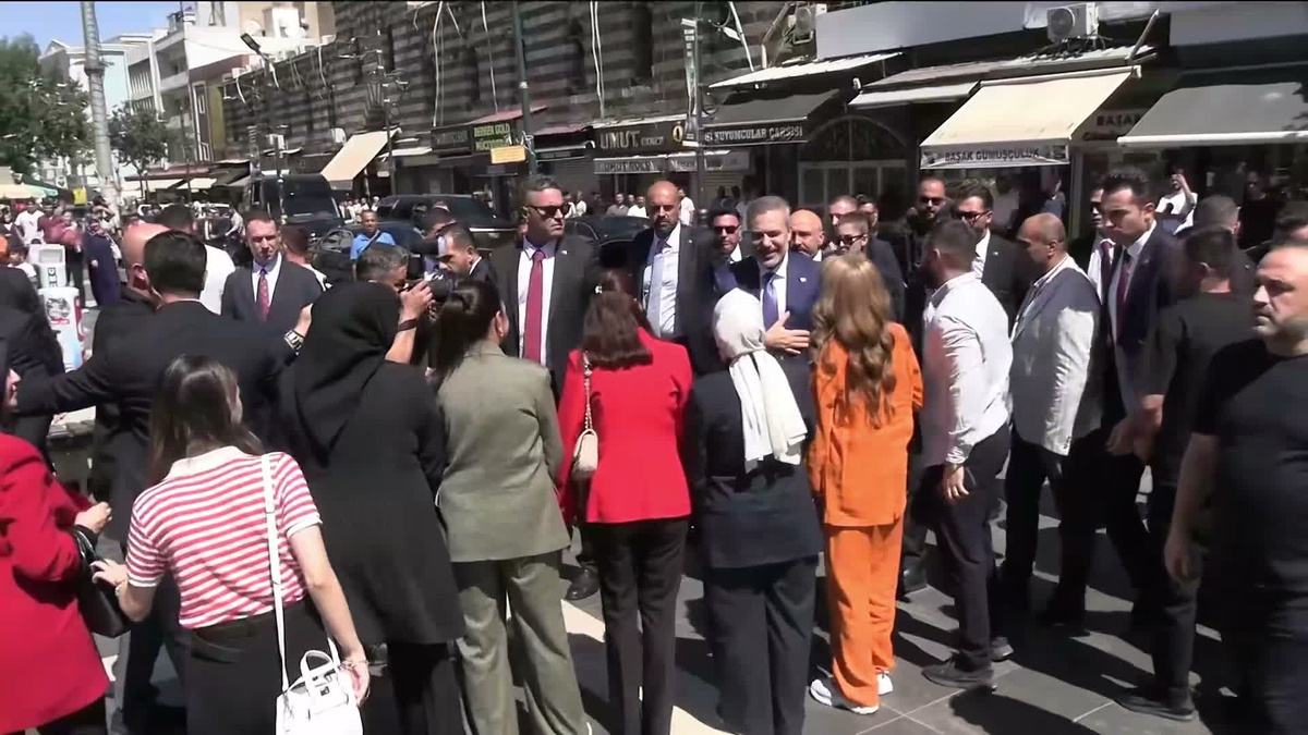 Dışişleri Bakanı Fidan Diyarbakır\'da cuma namazı kılıp esnafı ziyaret etti