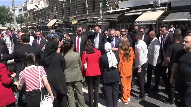 Dışişleri Bakanı Fidan Diyarbakır'da cuma namazı kılıp esnafı ziyaret etti