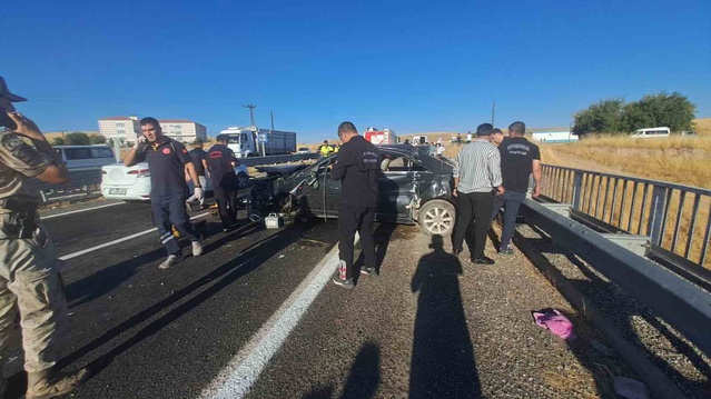 Diyarbakır-Silvan karayolunda otomobil karşı şeride savruldu, aynı aileden 5 kişi yaralandı