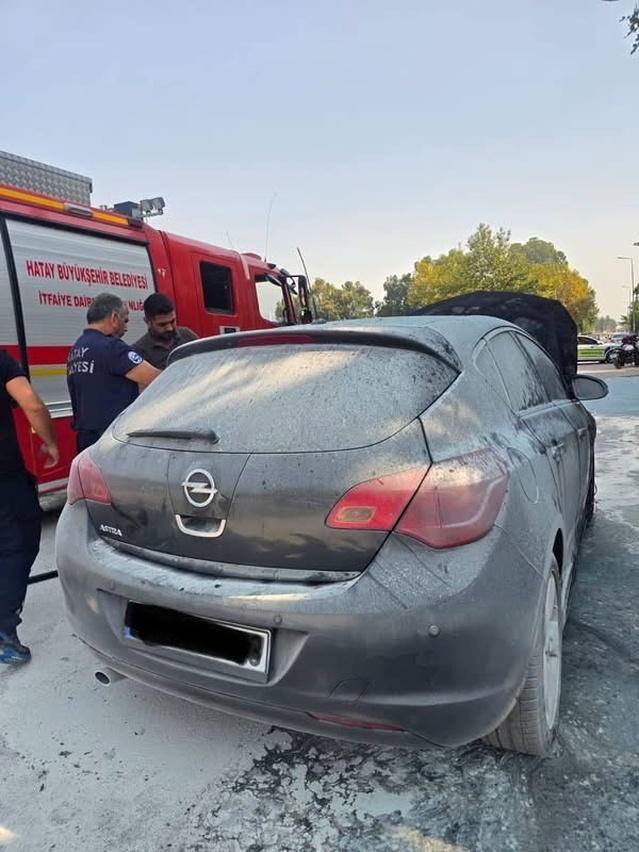 Hatay Dörtyol'da seyir halindeki otomobilin motoru alev aldı, yangın büyümeden söndürüldü