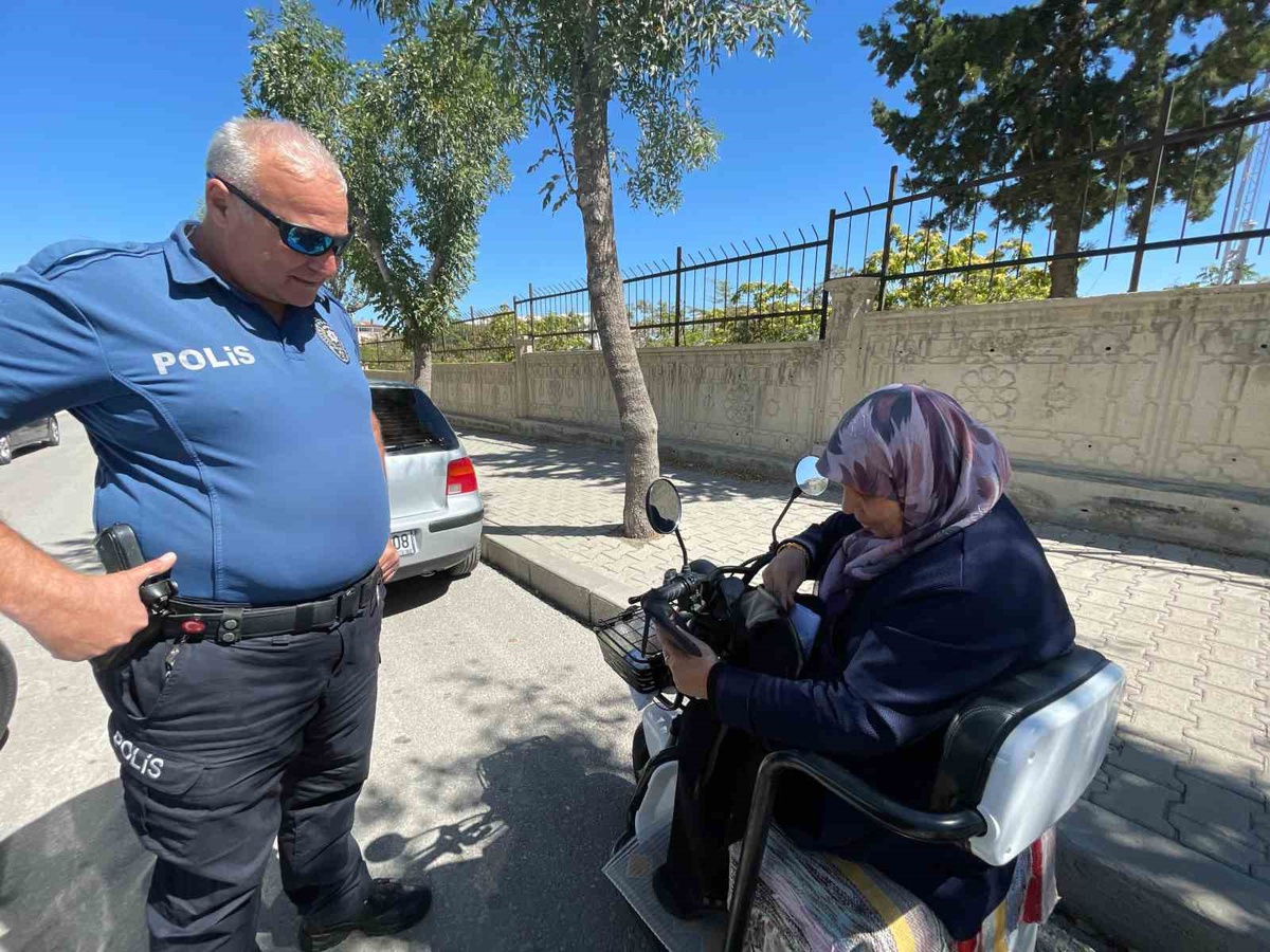 Karaman\'da çantasını düşüren yaşlı kadın polise 200 lira çay parası teklif etti