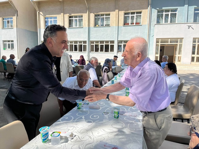 Edirne Huzurevi sakinleri bahçede gözleme yapıp açık havada sohbet etti