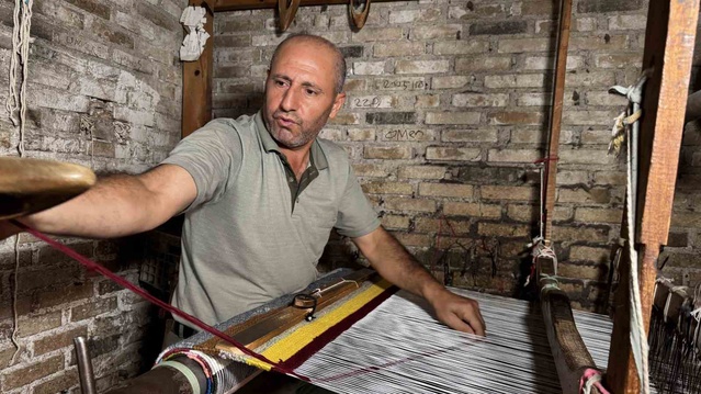 Adana'da 20 yıldır dokuma yapan Erikli, mesleğin yok olmasından endişeli