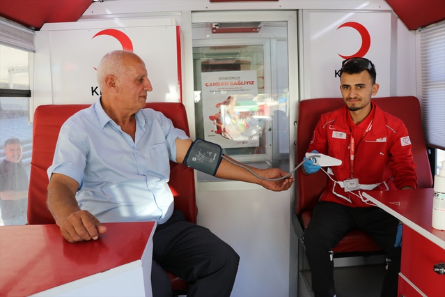 Amasya Suluova'da emekli astsubay 50'nci kayıtlı kan bağışını yaptı