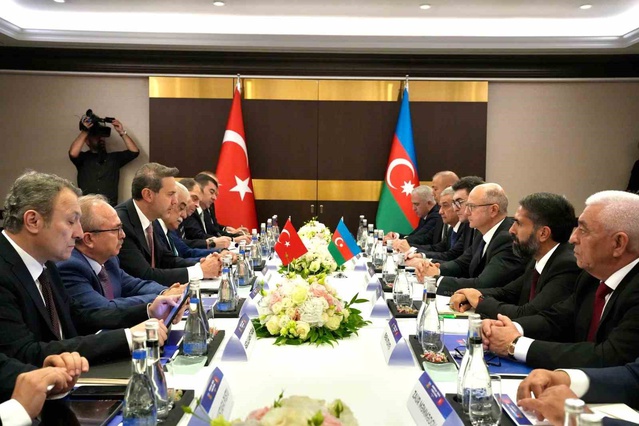 Bayraktar, Bakü'deki 5. Enerji Forumu'nda Şahbazov ile görüştü